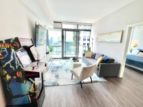 Skyline Retreat Penthouse, Top Floor, Year round Pool, City View!